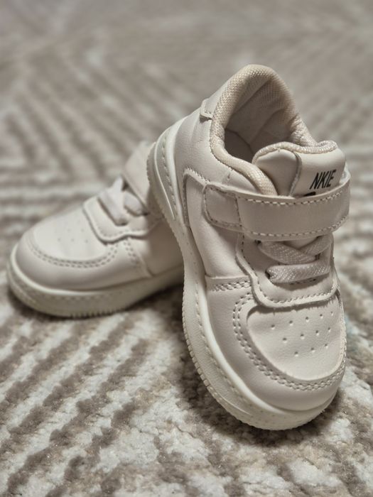 Кросівки білі дитячі