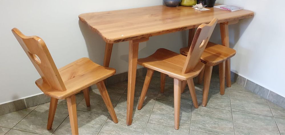 stół drewniany z 4 krzesłami i 2 taboretami