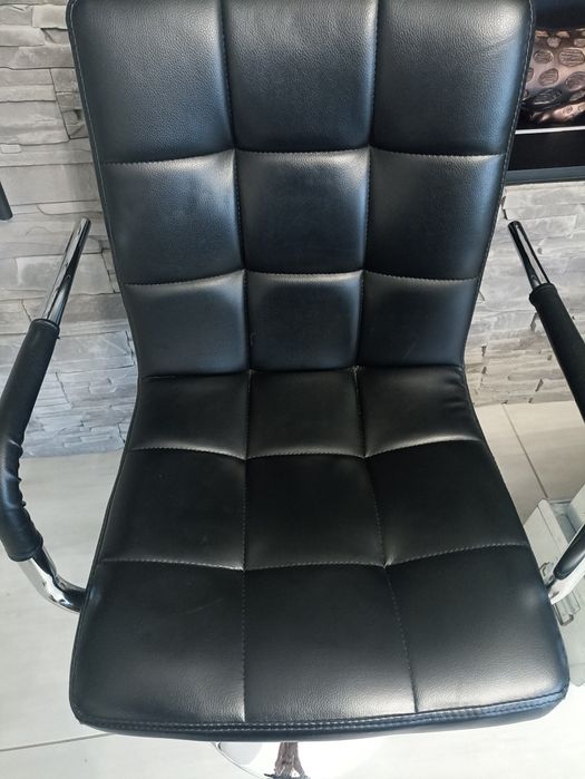 Krzesło czarne obrotowe pikowane ekoskóra