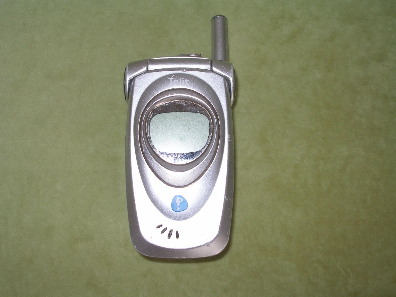Мобильный телефон на запчасти , зарядные устройства , чехлы .