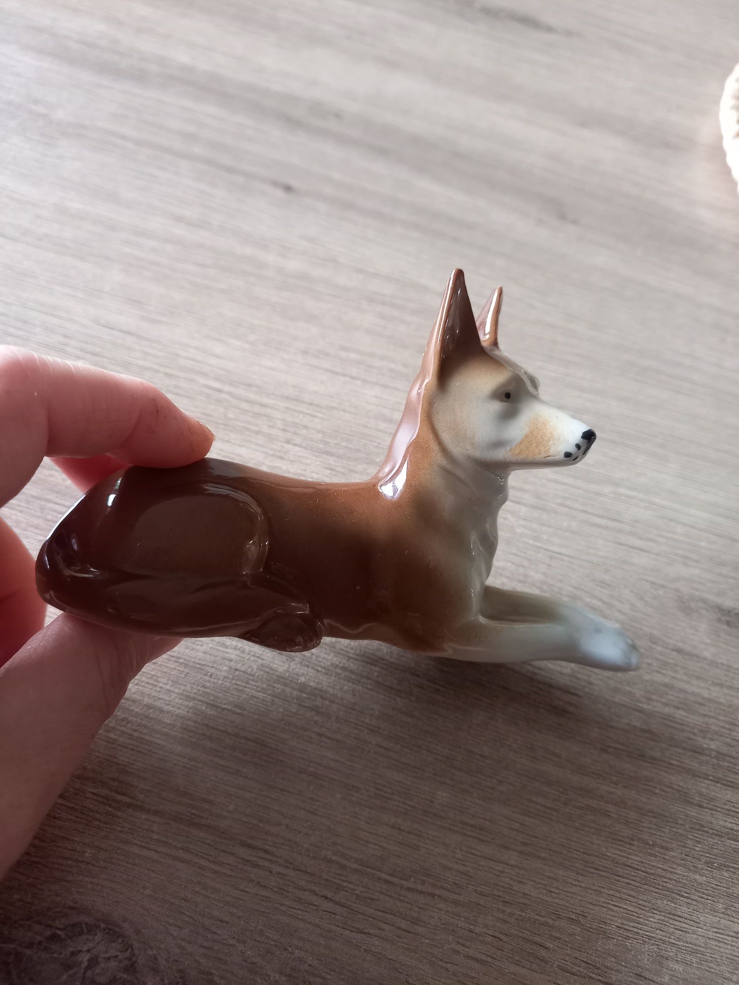 Figurka porcelanowa psa