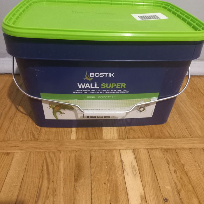 Пролається відро  квадратне .