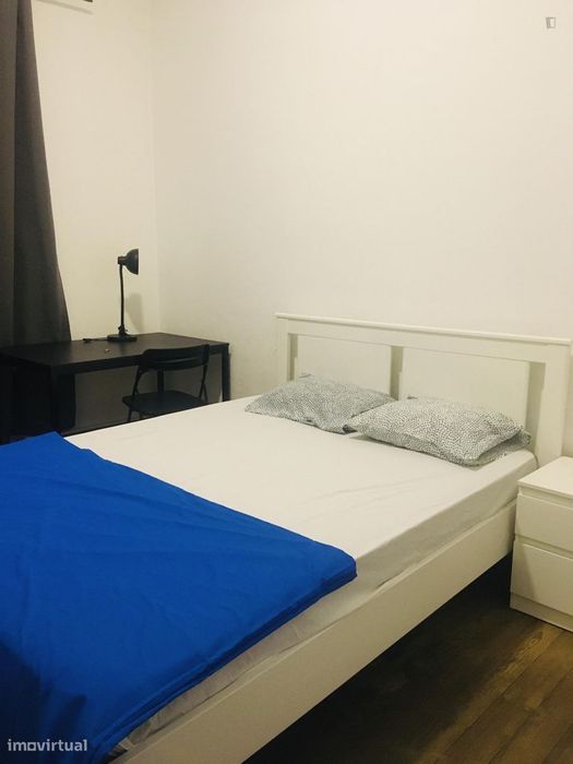 647217 - Quarto com cama de solteiro em...