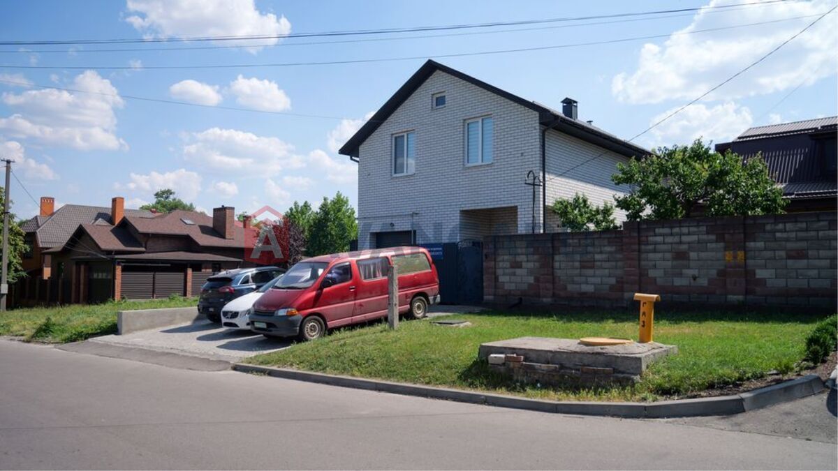 Продам современный дом в тихом центре