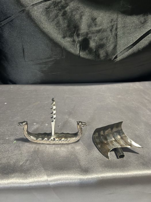 Metalowa łódź wikinga z korkociągiem – praktyczna i dekoracyjna