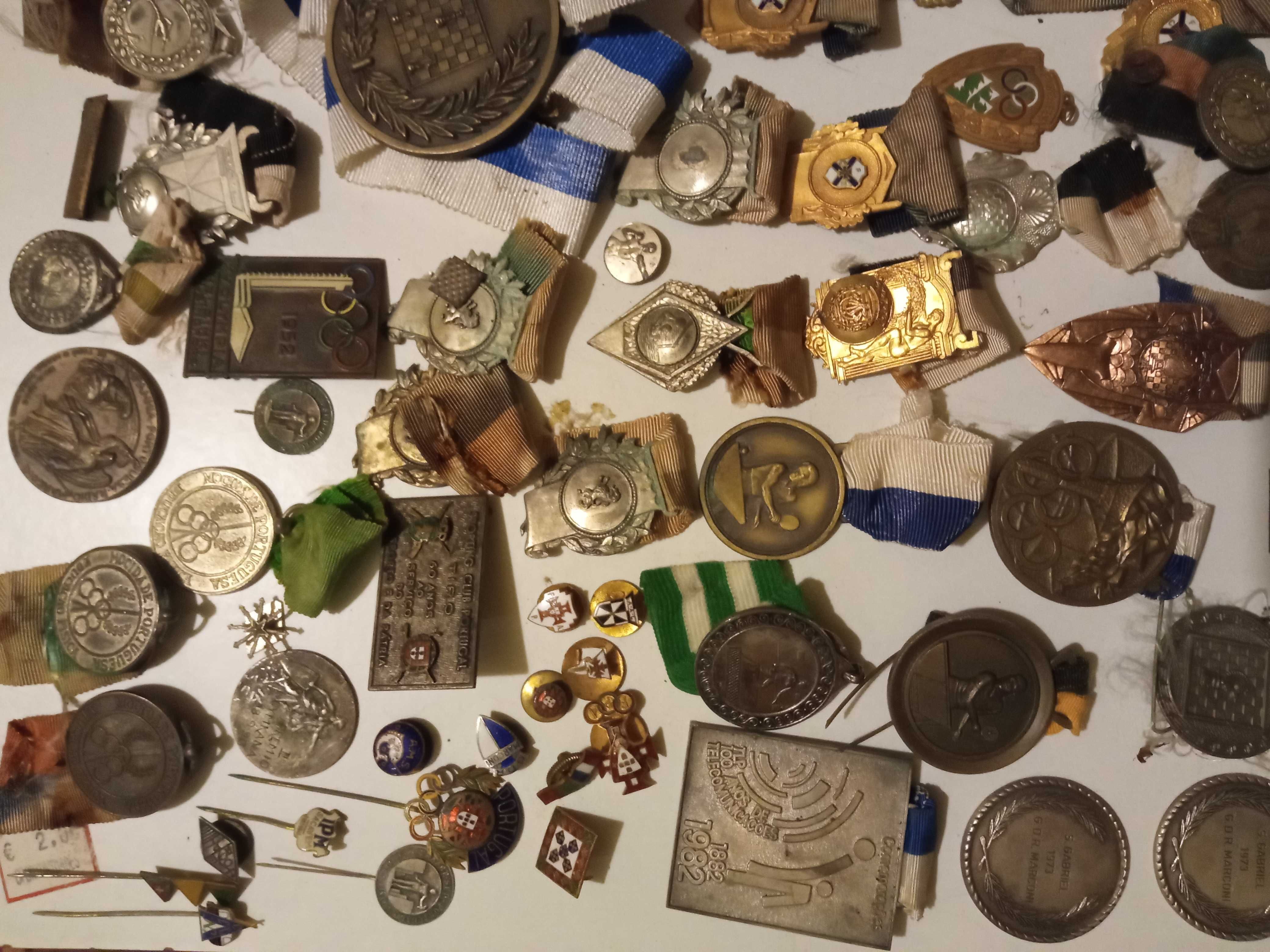 Cerca de 130 medalhas, pins e publicidade antiga