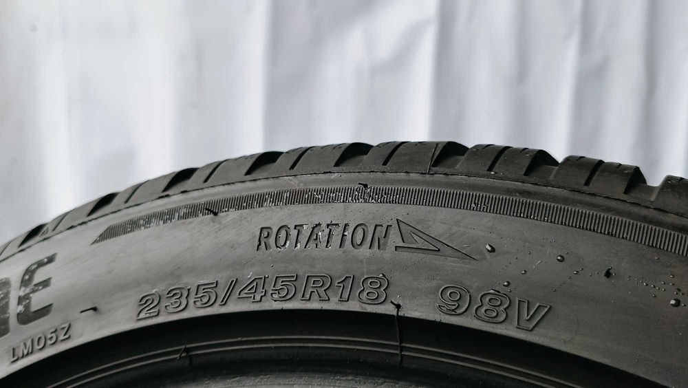 2X 235/45R18 98V Bridgestone blizzak LM005 77K
