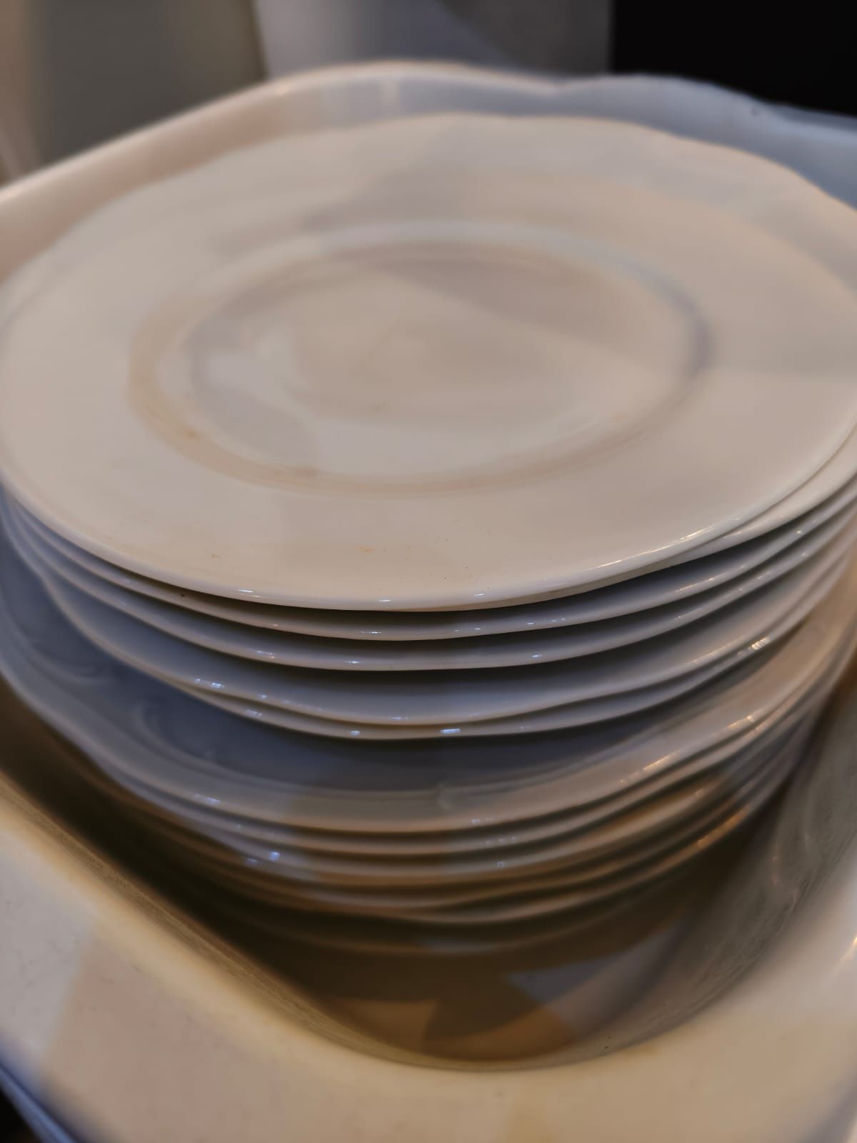 Zestaw talerzy ceramicznych
