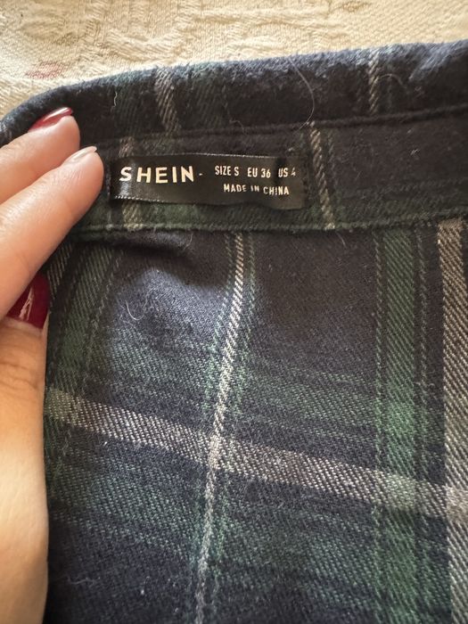 Camisa, vestidos e macacões