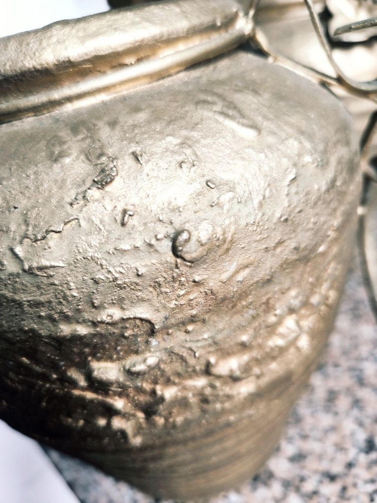 VASO/POTE, em terracota, com aplicaçõesmetalicas e argolas em ferro