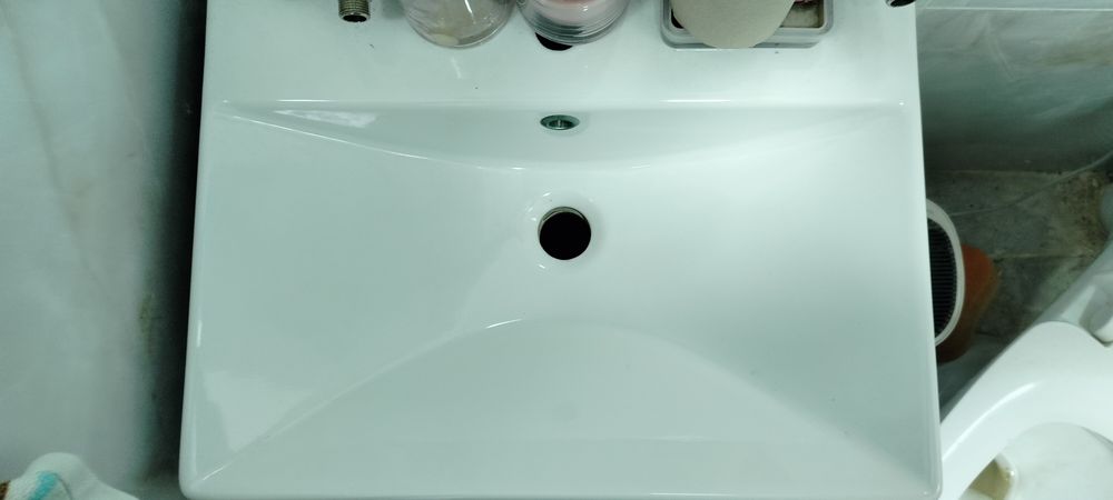 Тумбочка з раковиною.