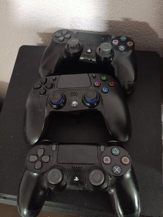 Ps4 com 4 controles