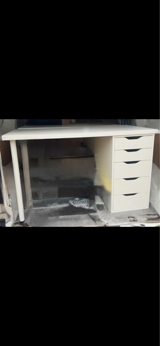 Biurko ikea białe z komodą.