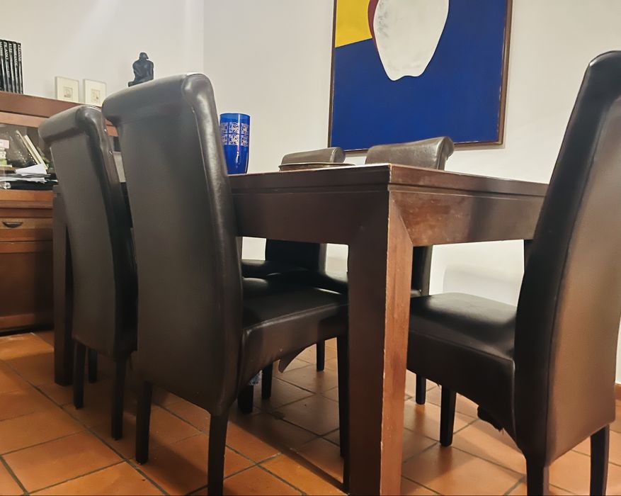 Mesa de jantar e cadeiras
