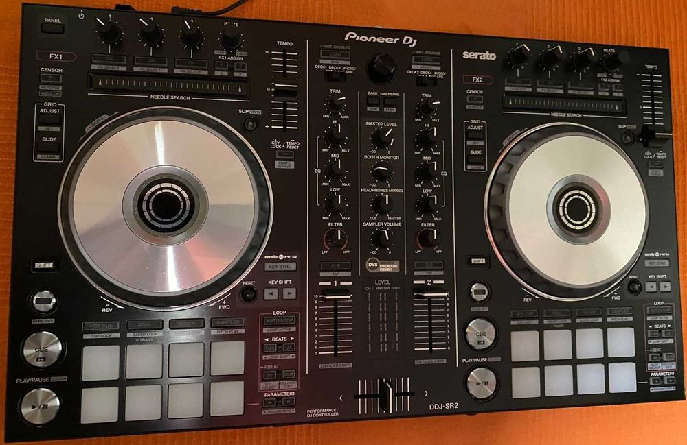 Controlador DJ Pioneer DDJ-SR2 com expansão Serato Pitch 'n Time DJ