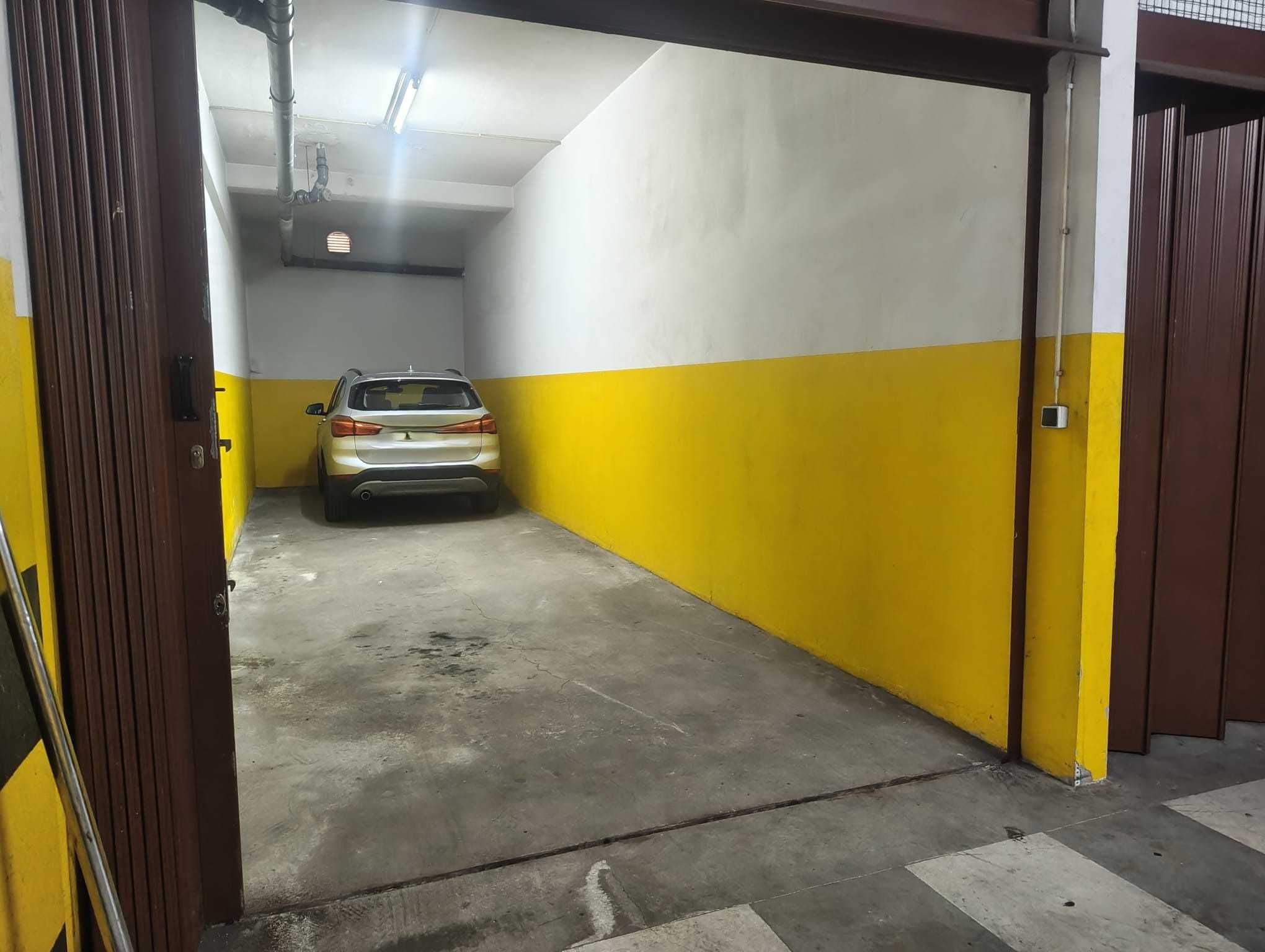 Garagem Fechada (box) – 35 m² – Próximo do Hospital S. João