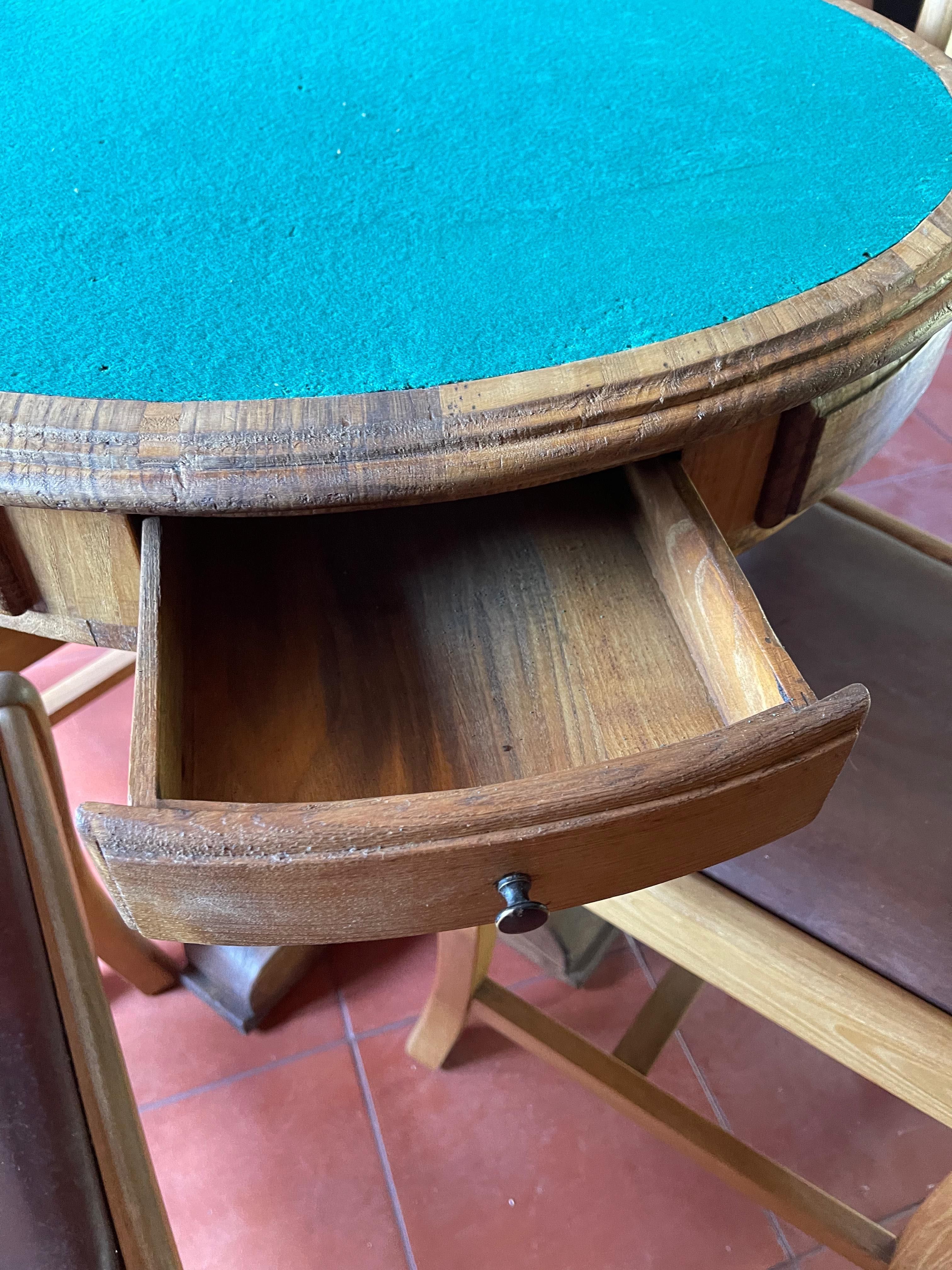 Mesa de jogos em Castanho