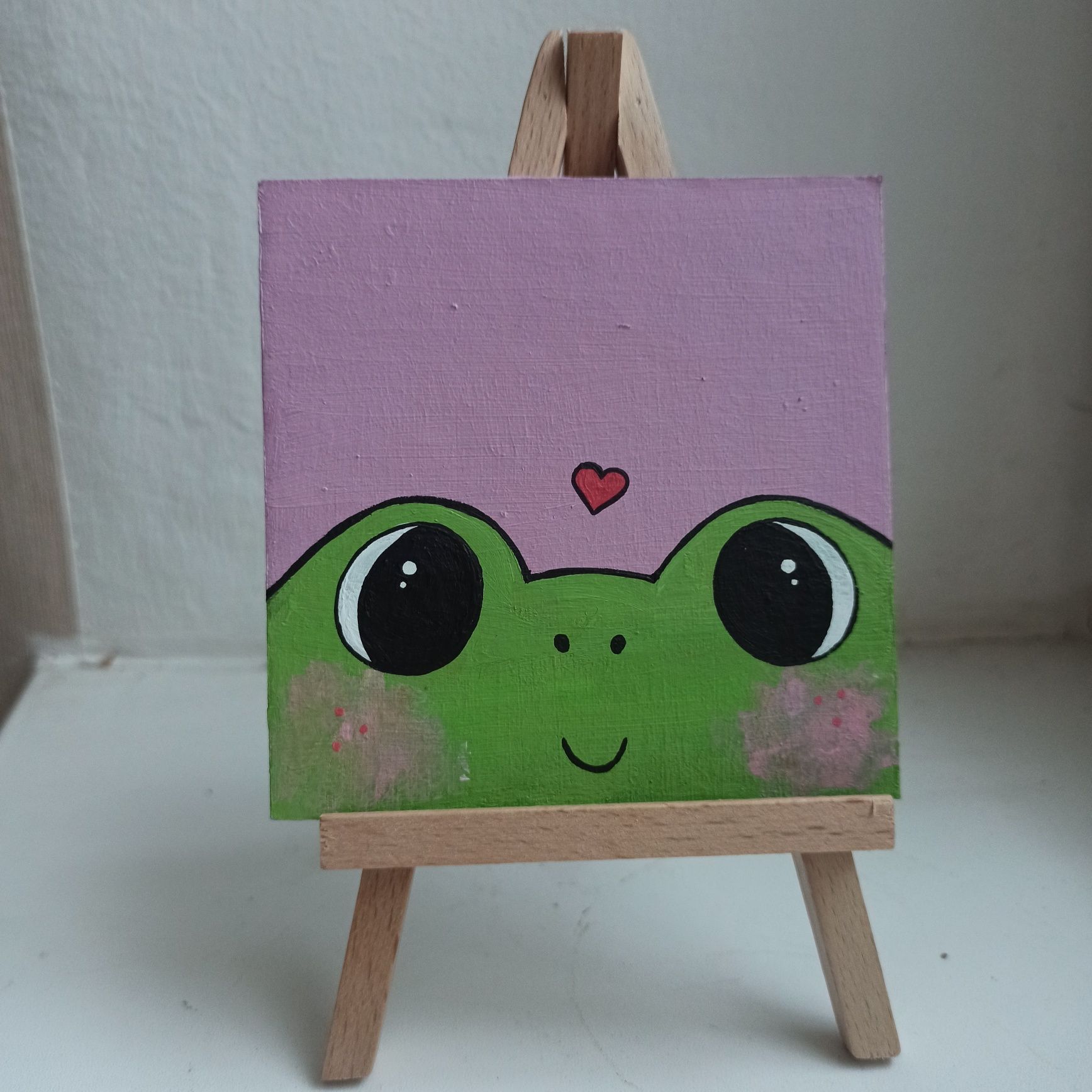 Міні картина з милою жабкою на мольберті