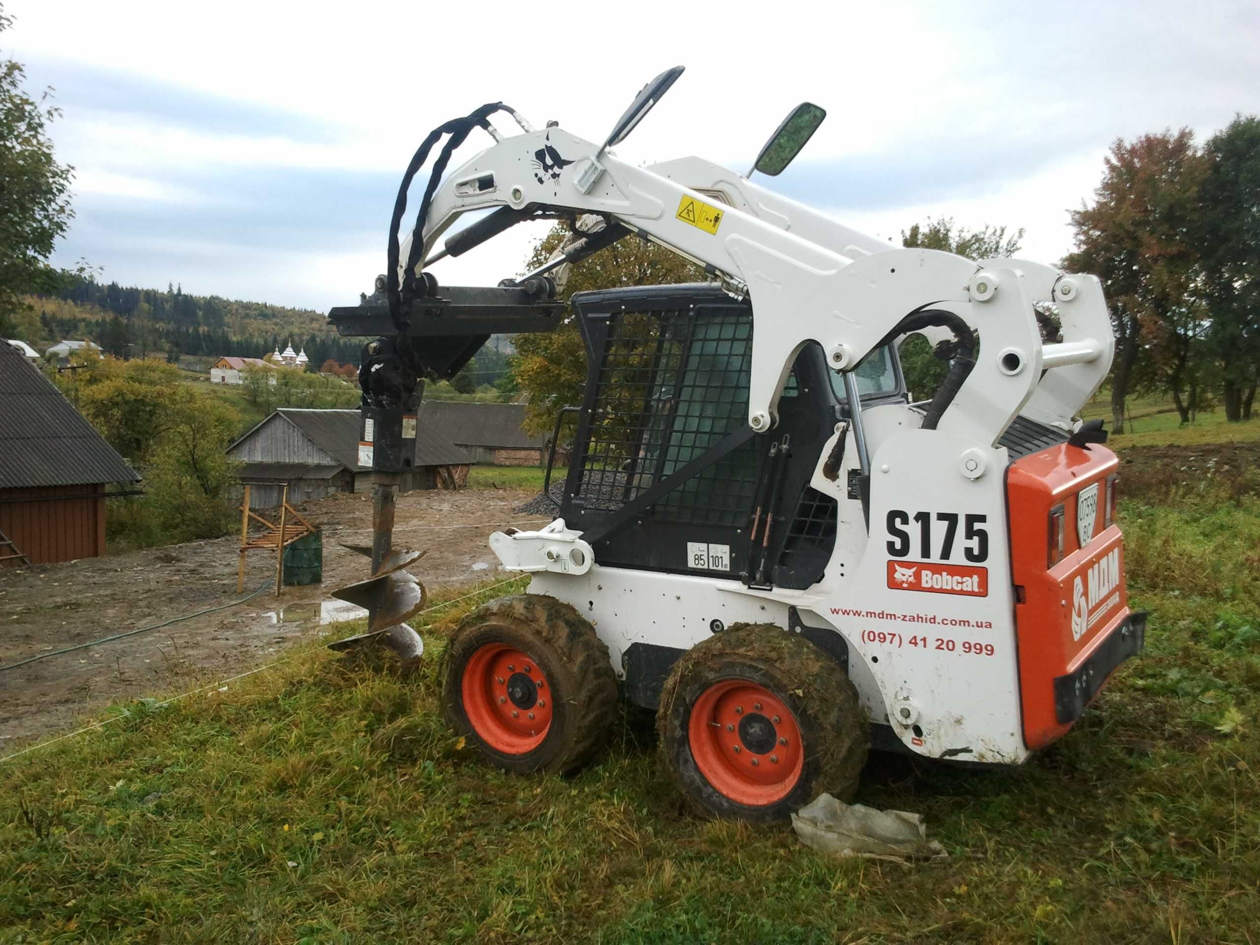 Шнекове буріння отворів у ґрунті. Бурова установка bobcat. Ямобур.