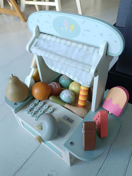 Kasa drewniana z lodami i warzywami