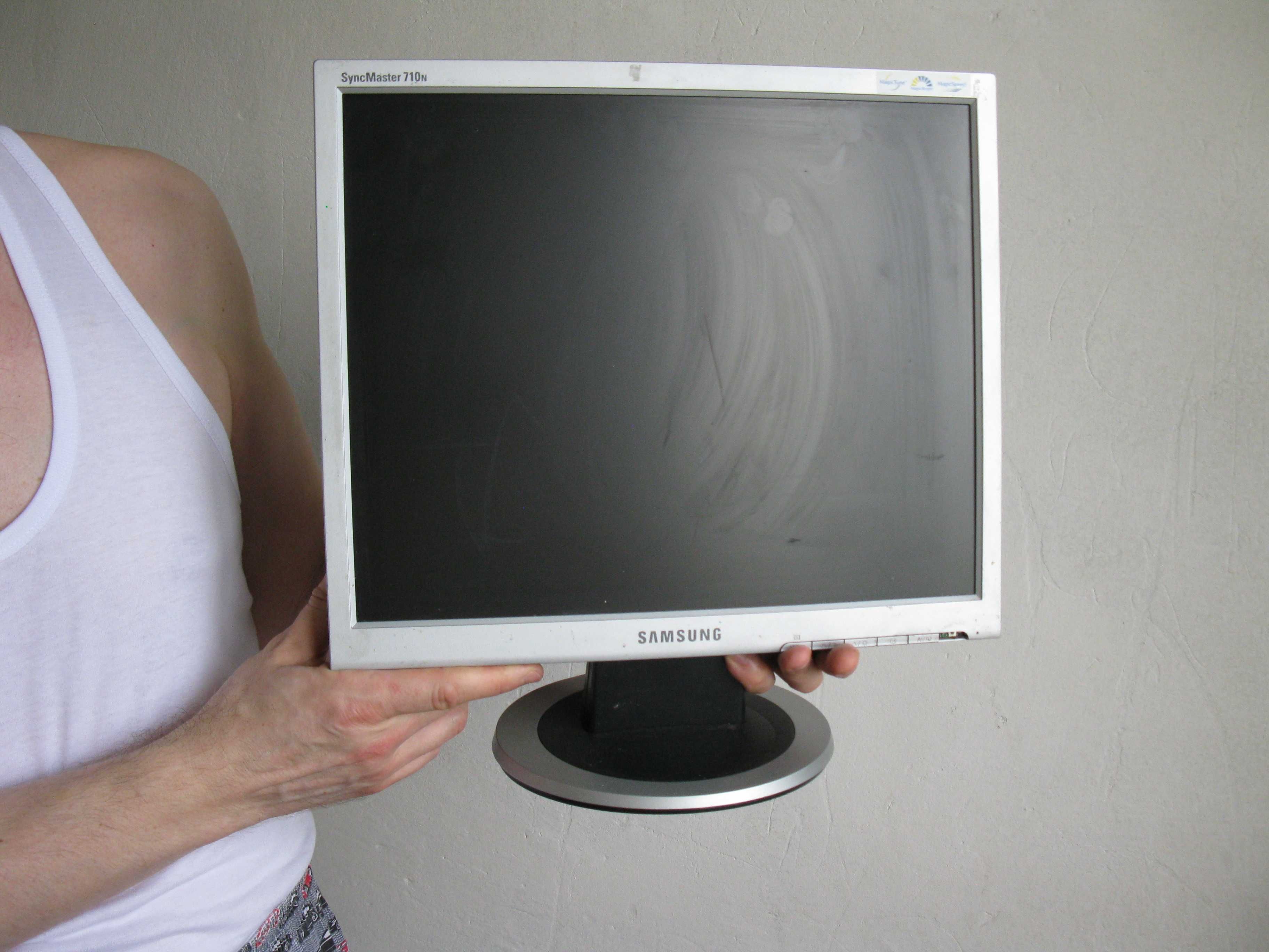 Монитор Samsung SyncMaster 710N