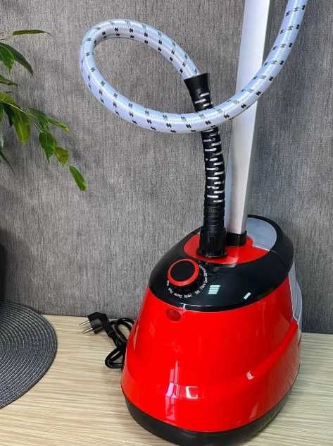 потужний вертикальний відпарювач для одягу зі стійкою праска