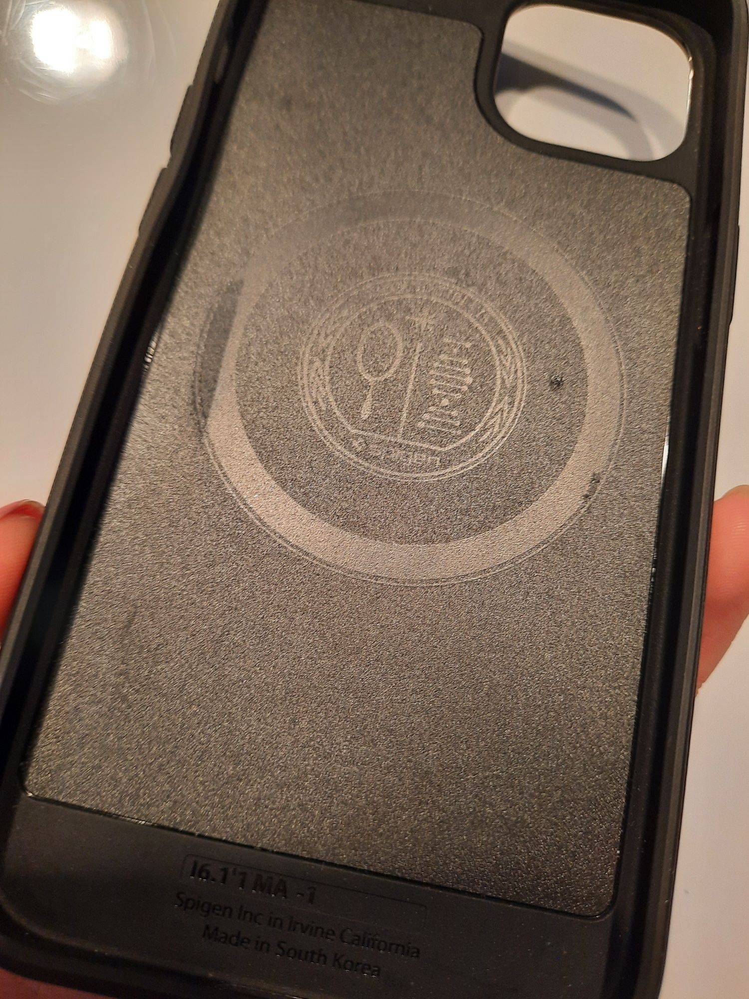 Etui na IPhone 15 / 13  / 14 Spigen Mag Armor bez oryginalnego pudełka