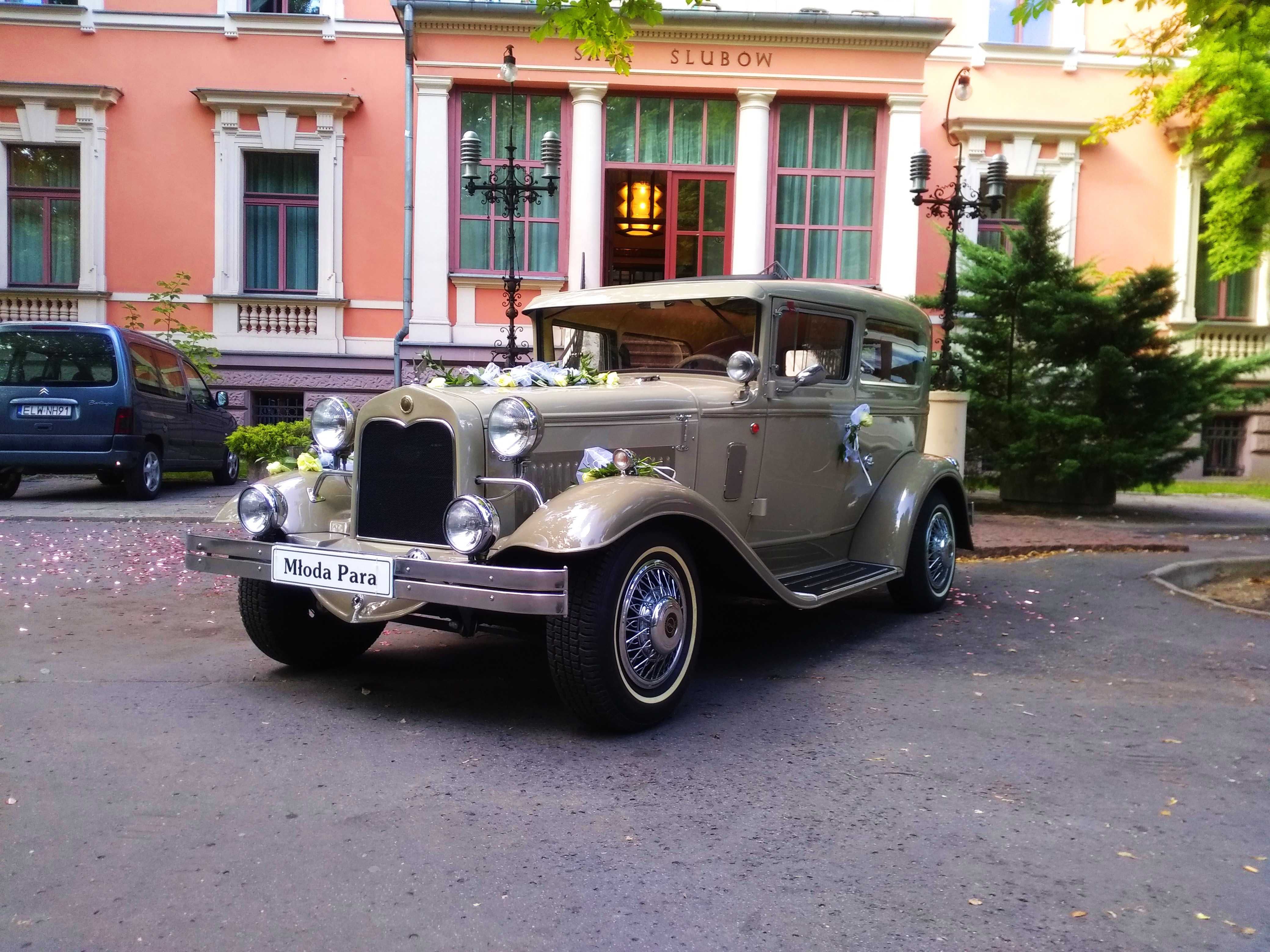 Auto do ślubu na wesele Ford Y Retro