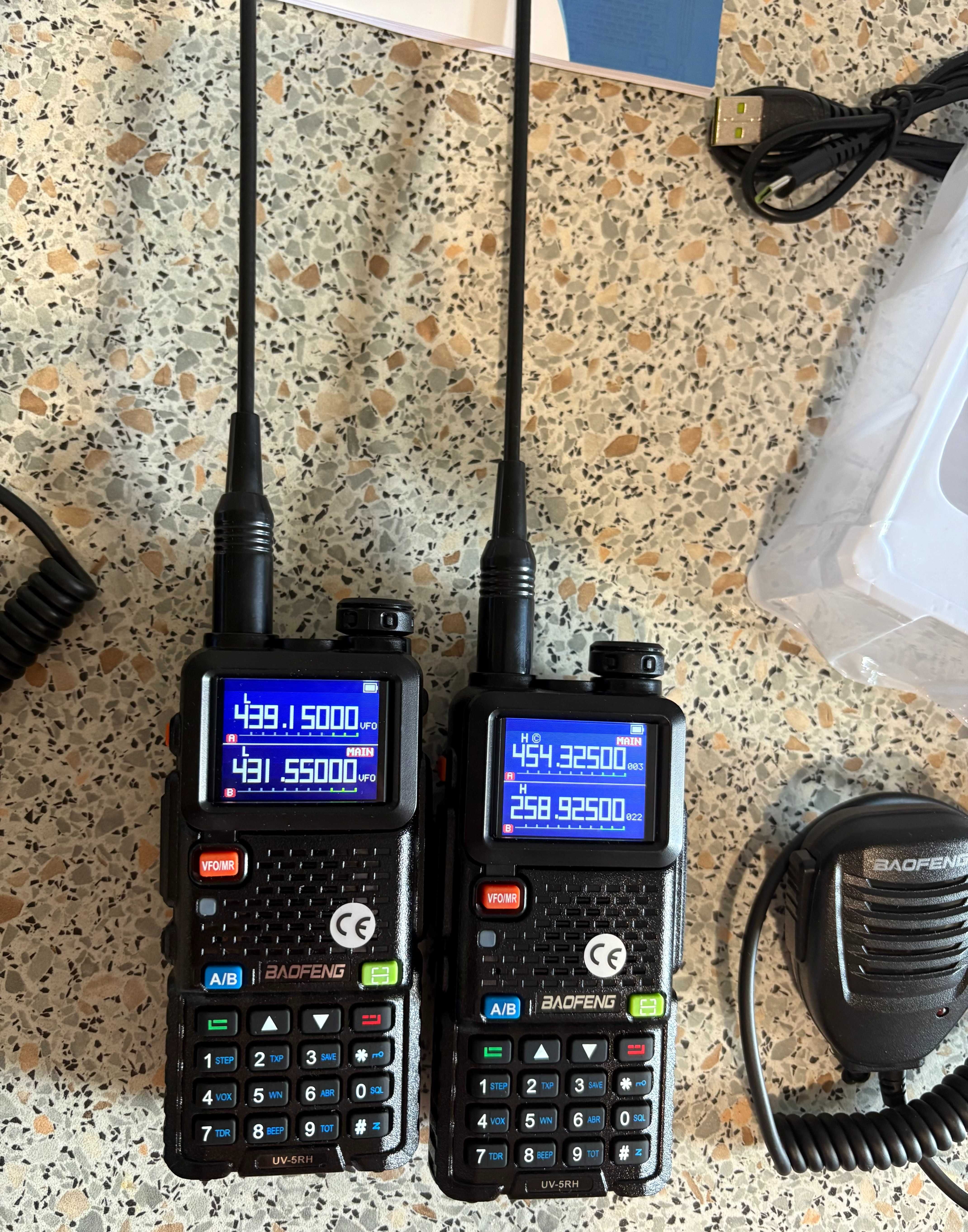Комплект из 2 раций Baofeng UV-5RH с 6 антеннами, тангентами и гарниту