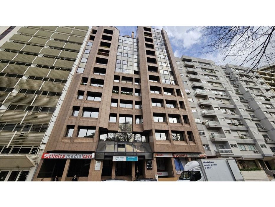 Loja com 624m2 - Para investimento - Campo Grande, Lisboa