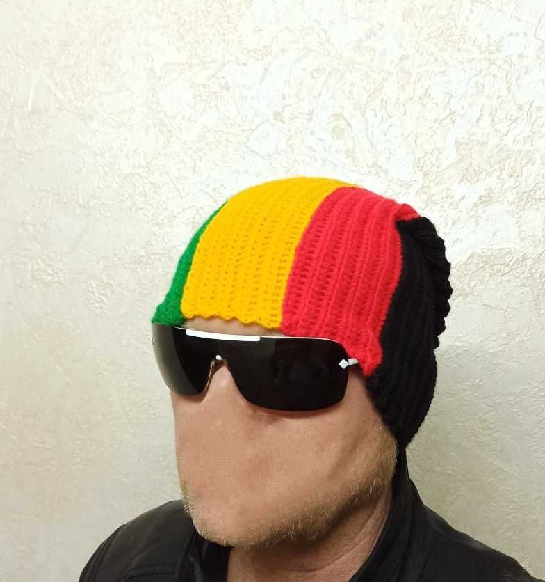 Мужская вязаная шапка растаманка