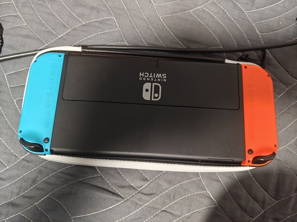 Nintendo switch OLED + акаунт, чохол, флешка