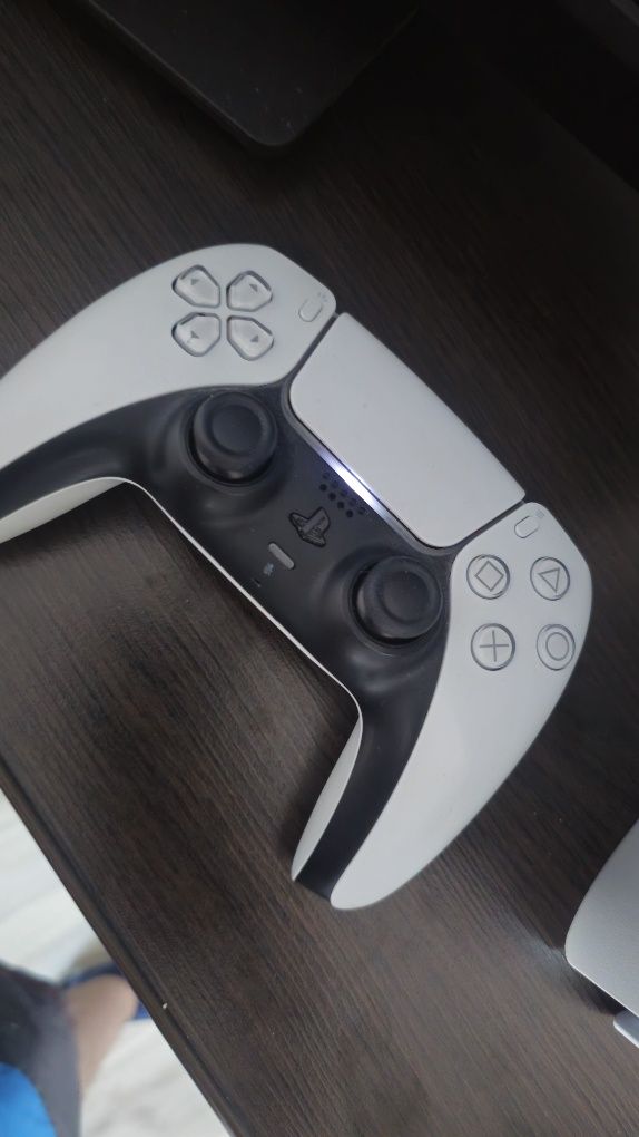 Playstation 5 slim 1tb  z napedem I padem jak nowe