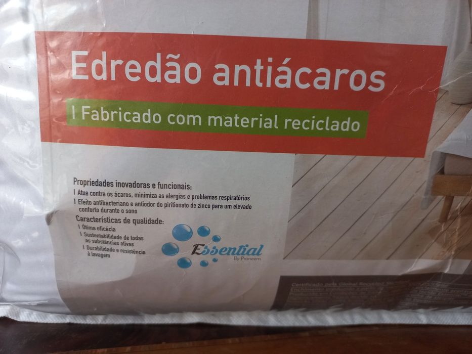 Edredão tamanho grande (240x220), branco, material muito macio.