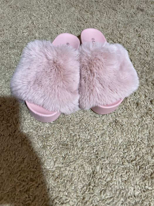 Пушисті шльопанці на платформі