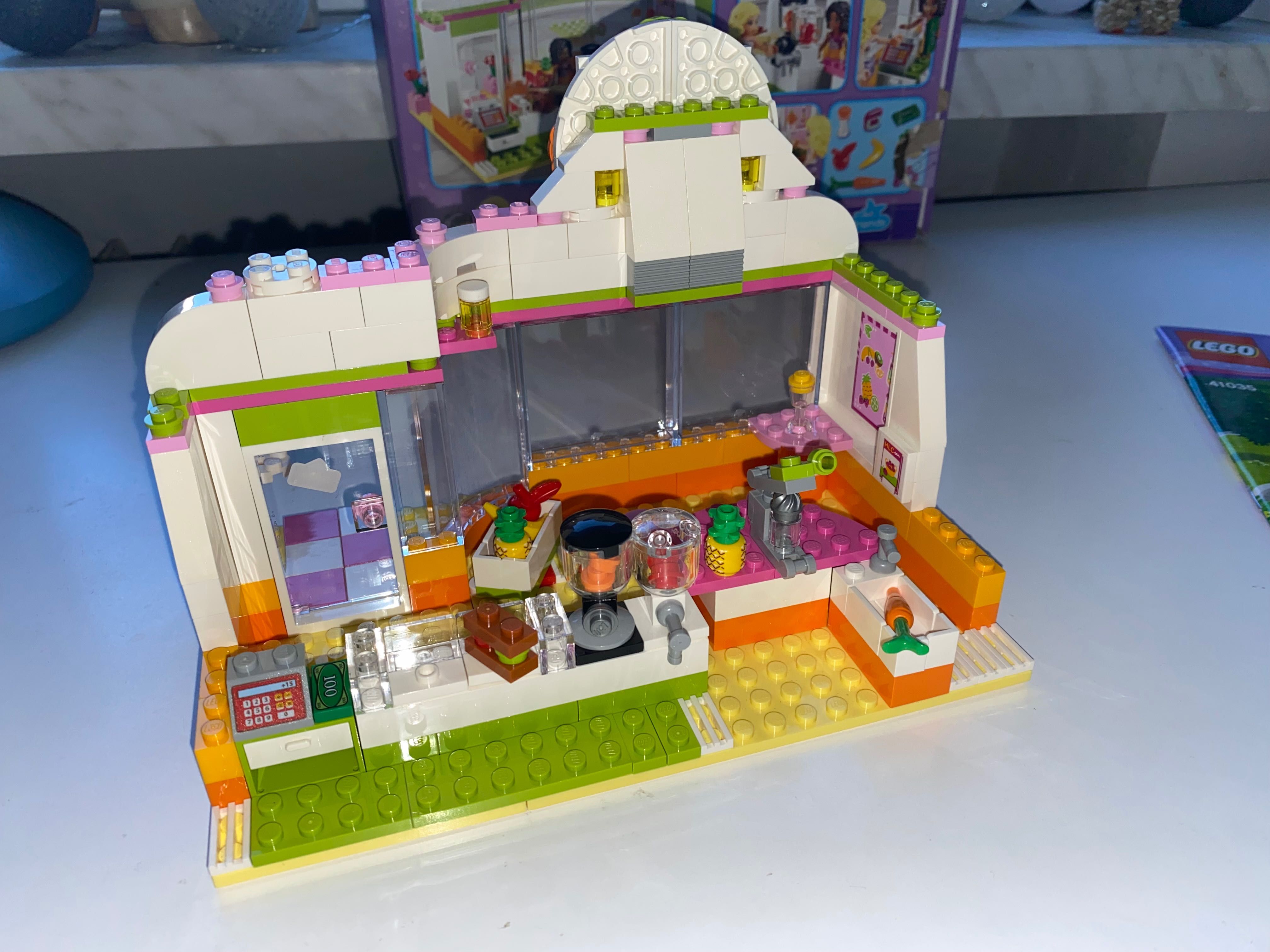 LEGO Friends Bar z sokami w Heartlake 41035