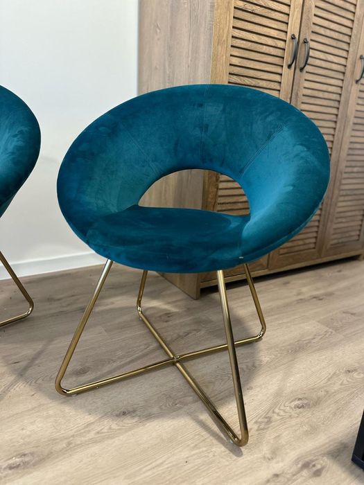 Fotele welurowe na złotych nóżkach