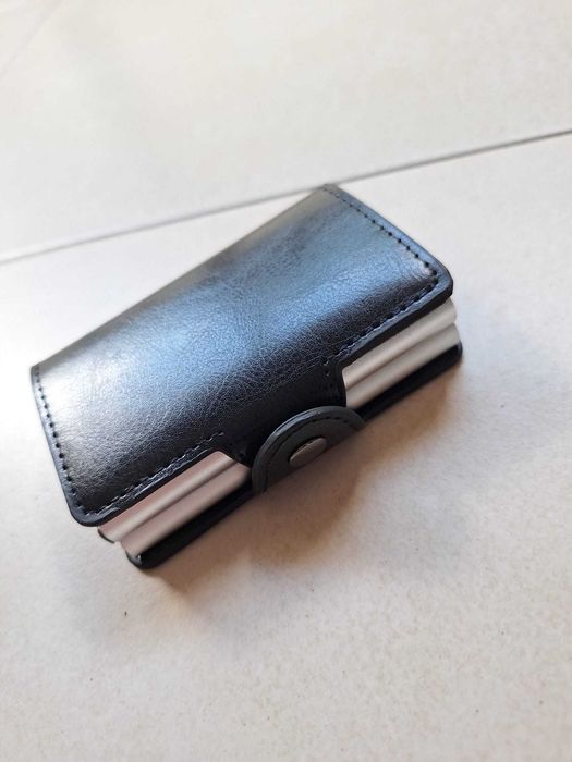 Carteira nova com 2 compartimentos para 6 cartões cada