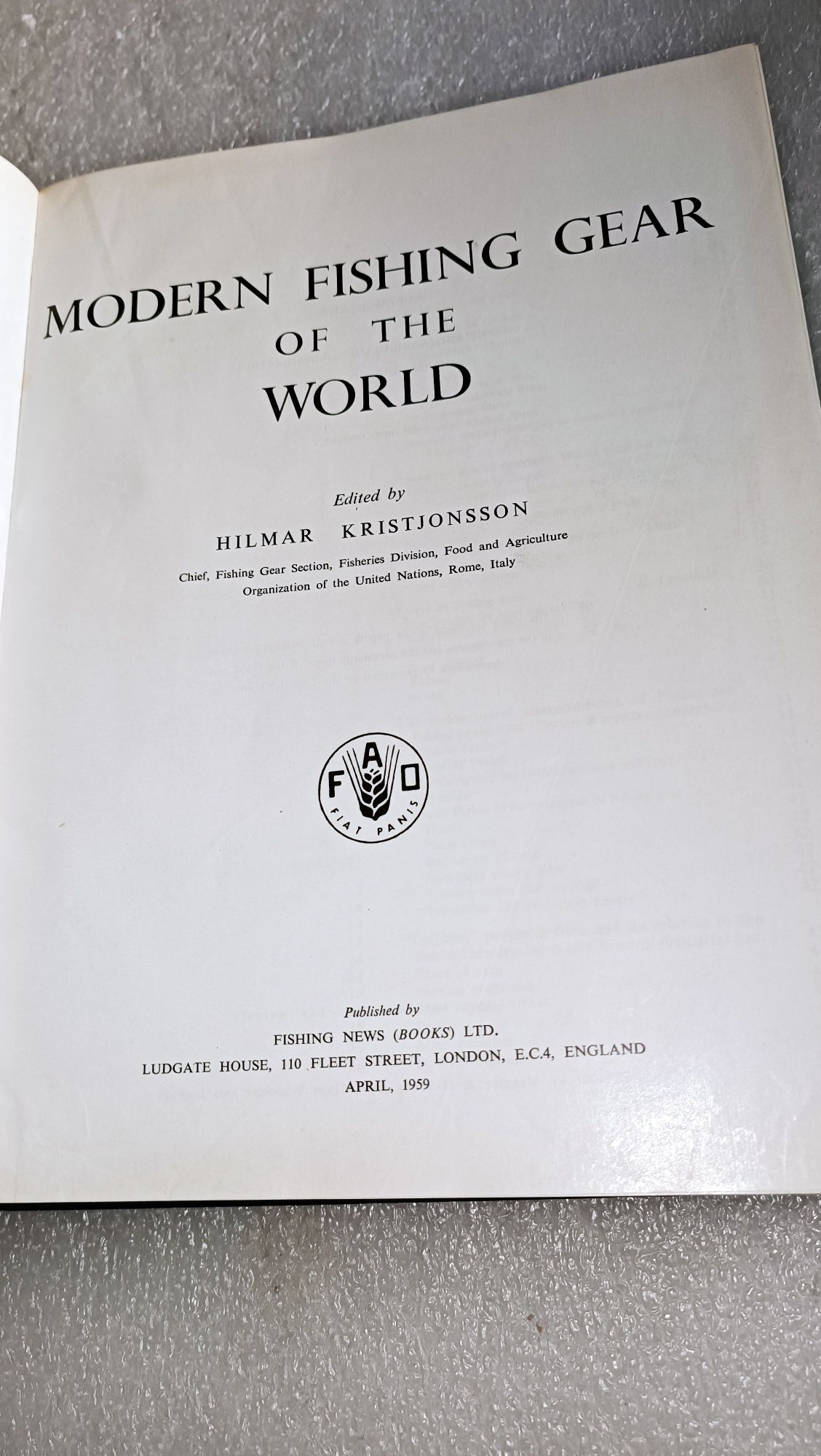 Livro antigo Modern Fishing of the World 1959