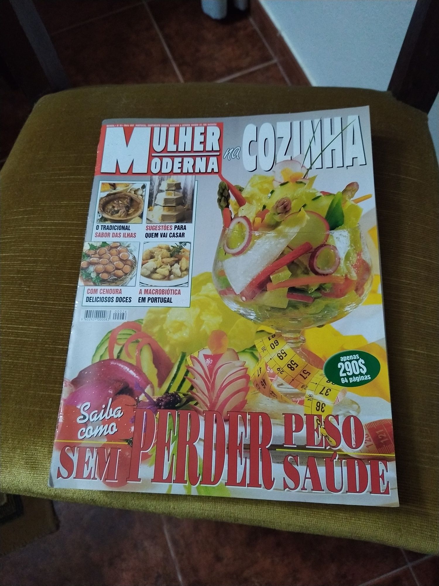 Mulher moderna na cozinha