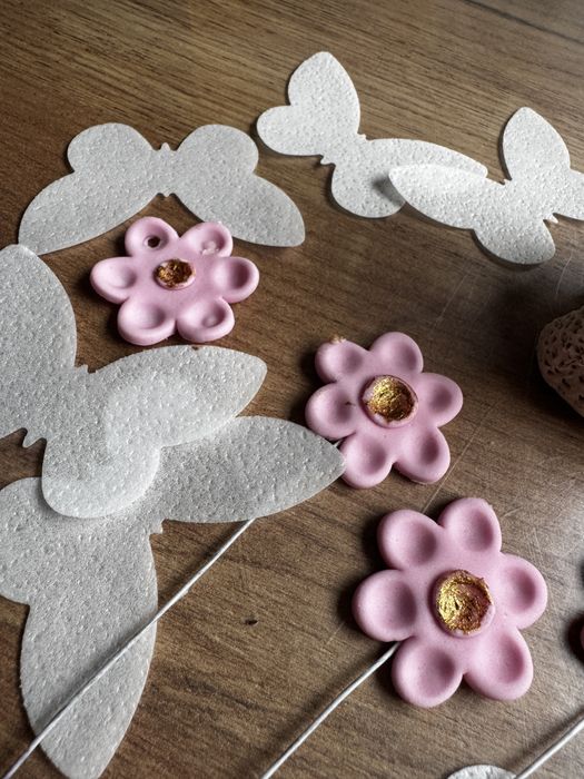 Zestaw na tort mis kwiatki motylki z masy cukrowej