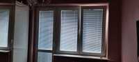 Okno balkonowe z roletami i parapetem
