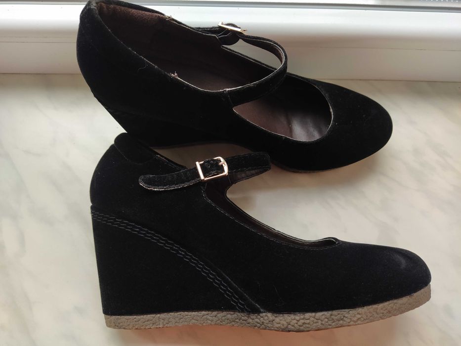 Замшеві чорні жіночі туфлі на танкетці