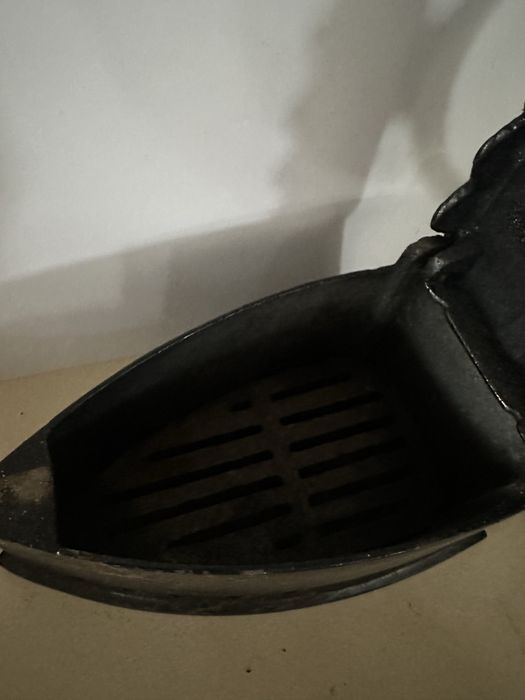 Ferro antigo a carvão