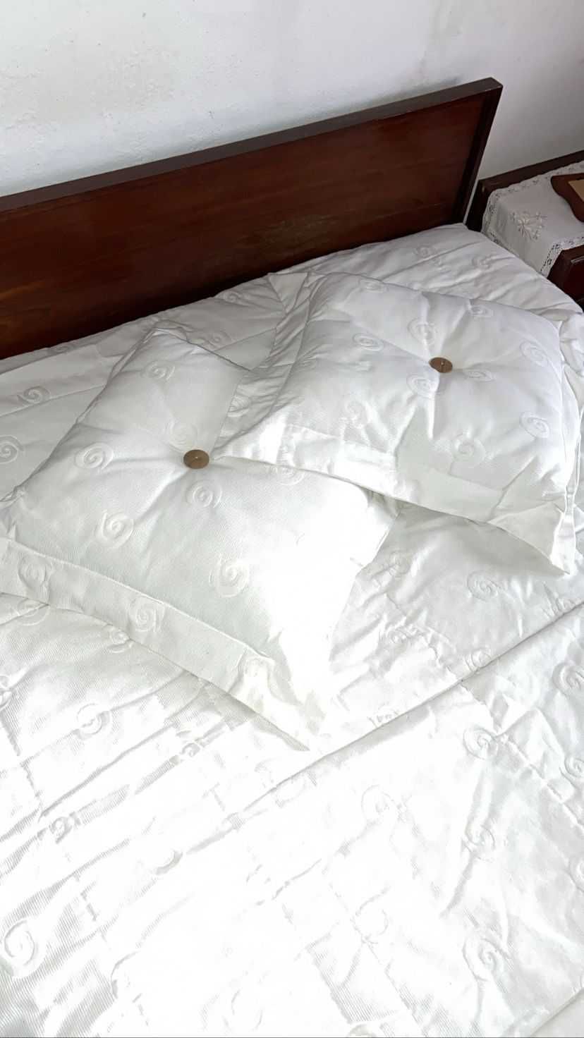Edredon cama casal, com duas almofadas