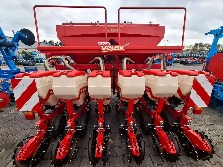 Sola VELOX 6-rzędowy  Po pokazowy siewnik punktowy SOLA VELOX 6rz, podsiewacz 1400 litrów