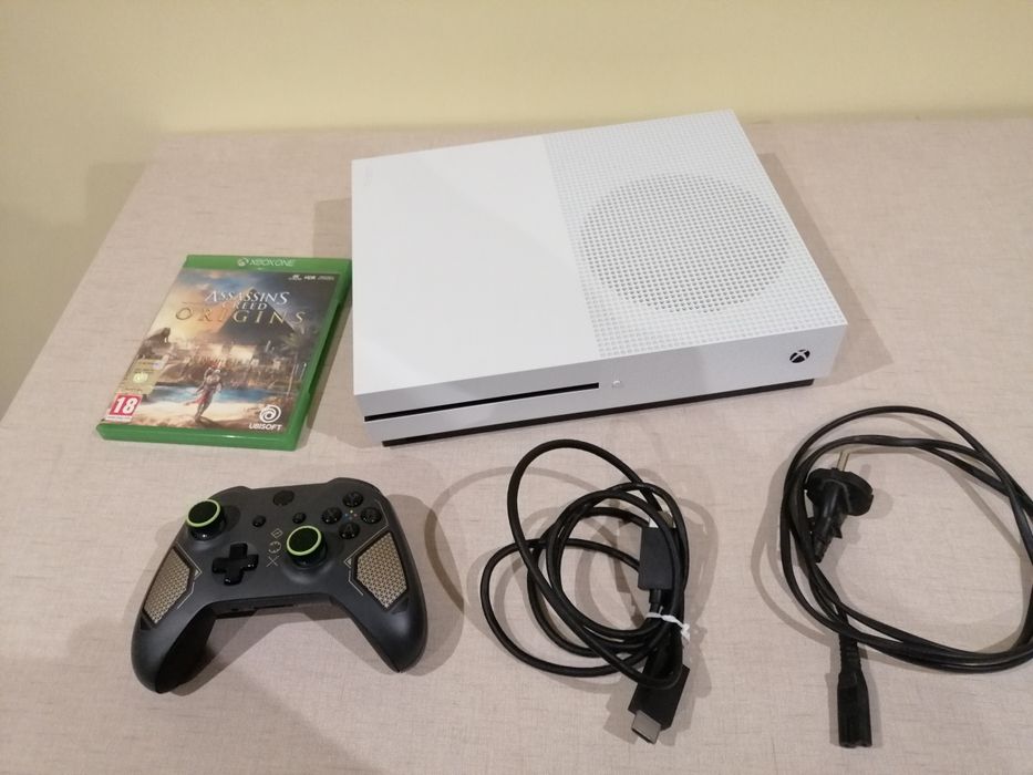 Xbox one s + Assassin's creed