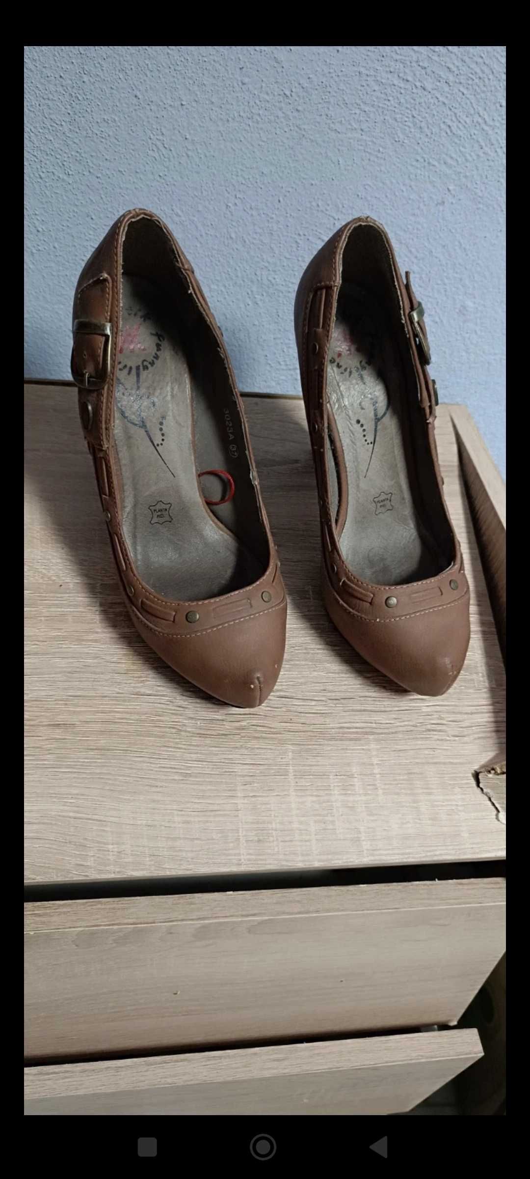 Sapatos castanhos em pele