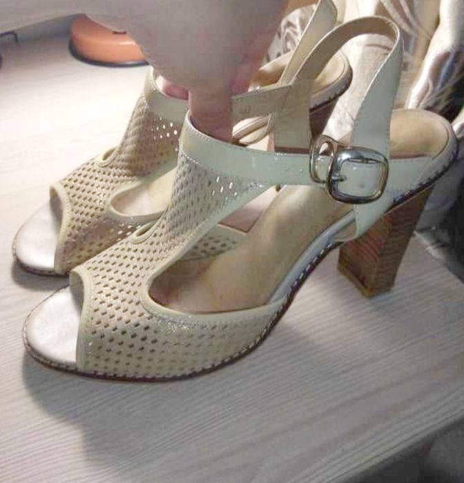 Кожані босоножки 39-го розміру