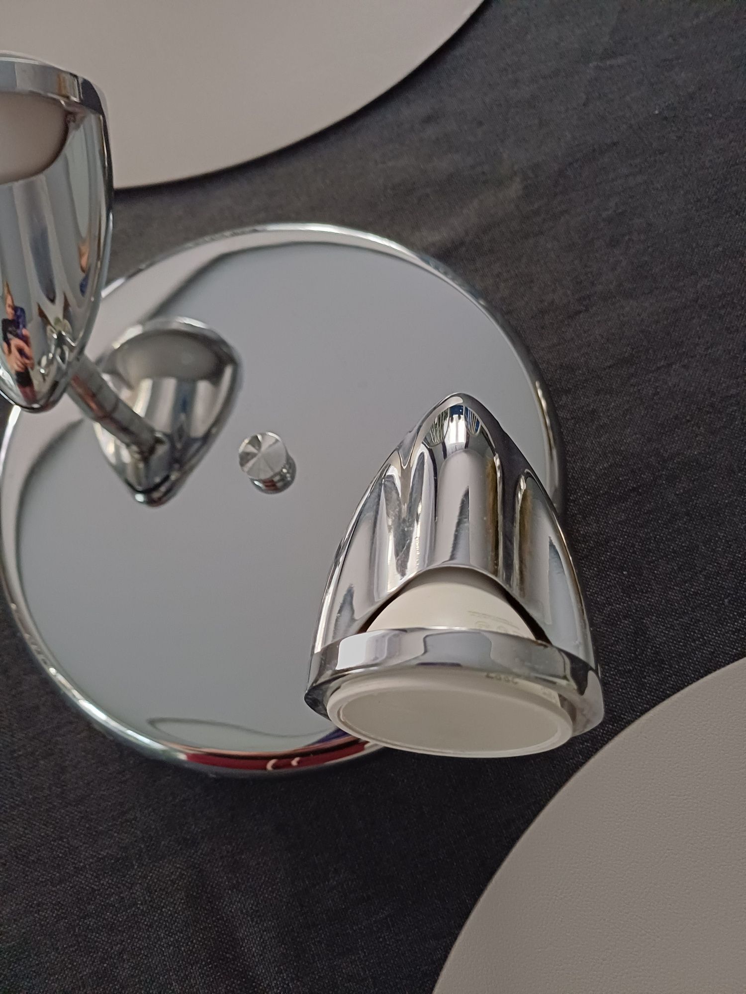 Lampa sufitowa z regulowanymi punktami oświetleniowymi